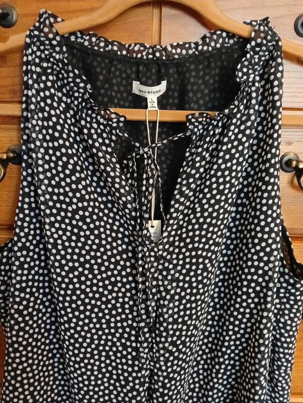 Max Studio Black and White Polka Dot Sleeveless V-Neck Top /Size : L - Picture 3 of 9